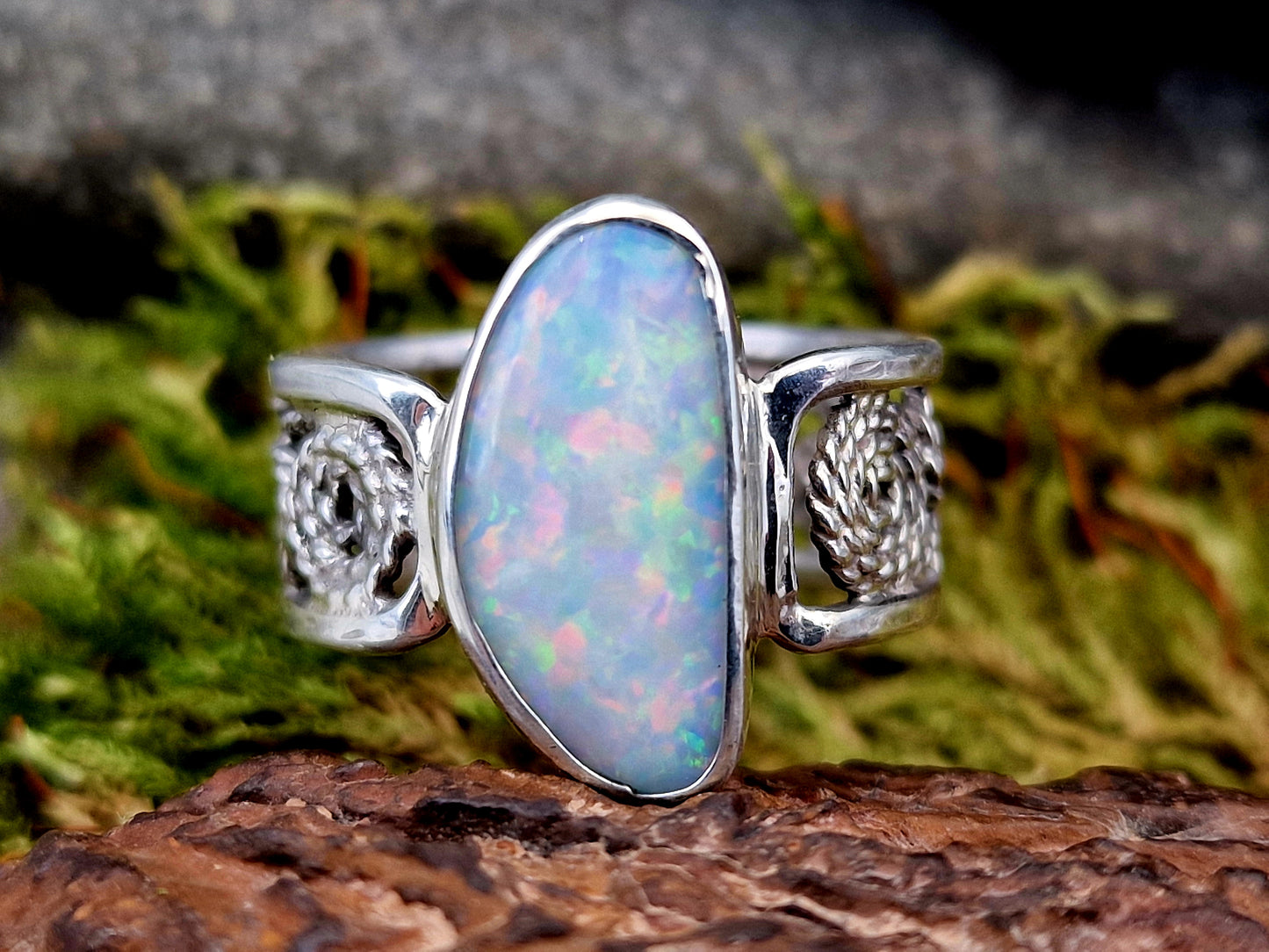 Weißer Opal Design Filigree Ring aus 925er Silber, Gr. 56 (18), zartes Filigreemuster, pastellfarbenes Multicolor Opalfeuer, Unikat, Handarbeiit