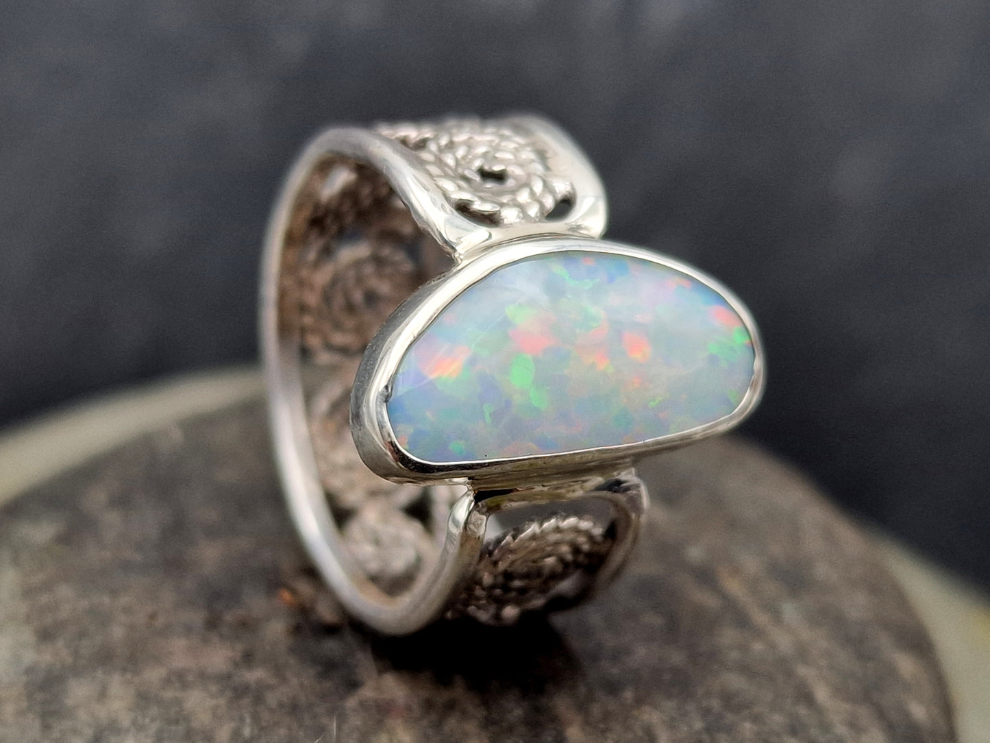 Weißer Opal Design Filigree Ring aus 925er Silber, Gr. 56 (18), zartes Filigreemuster, pastellfarbenes Multicolor Opalfeuer, Unikat, Handarbeiit