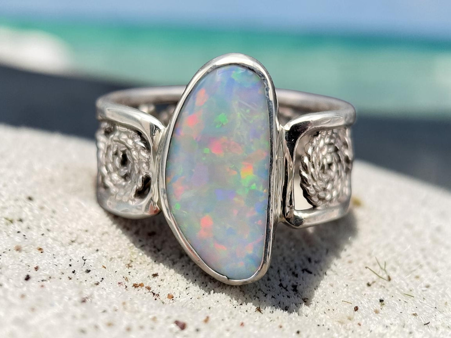 Weißer Opal Design Filigree Ring aus 925er Silber, Gr. 56 (18), zartes Filigreemuster, pastellfarbenes Multicolor Opalfeuer, Unikat, Handarbeiit