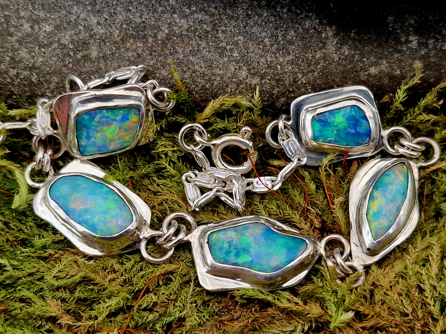 Wundervolles Coober Pedy Opal Design Armband aus 925er Silber, opalisierte Muscheln mit briliantem Multicolor Opalfeuer, 21 cm lang, Unikat, Handarbeit