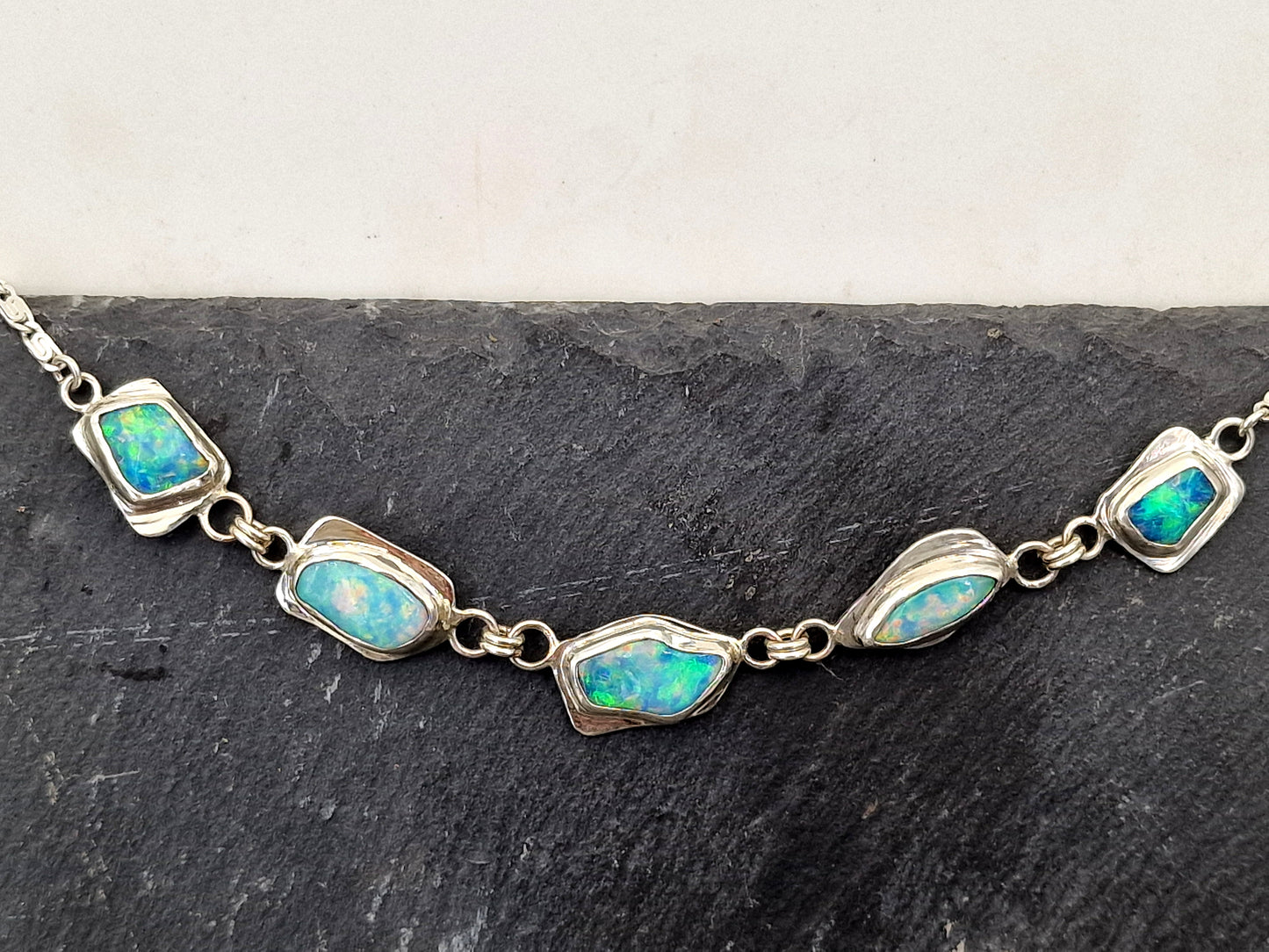 Wundervolles Coober Pedy Opal Design Armband aus 925er Silber, opalisierte Muscheln mit briliantem Multicolor Opalfeuer, 21 cm lang, Unikat, Handarbeit