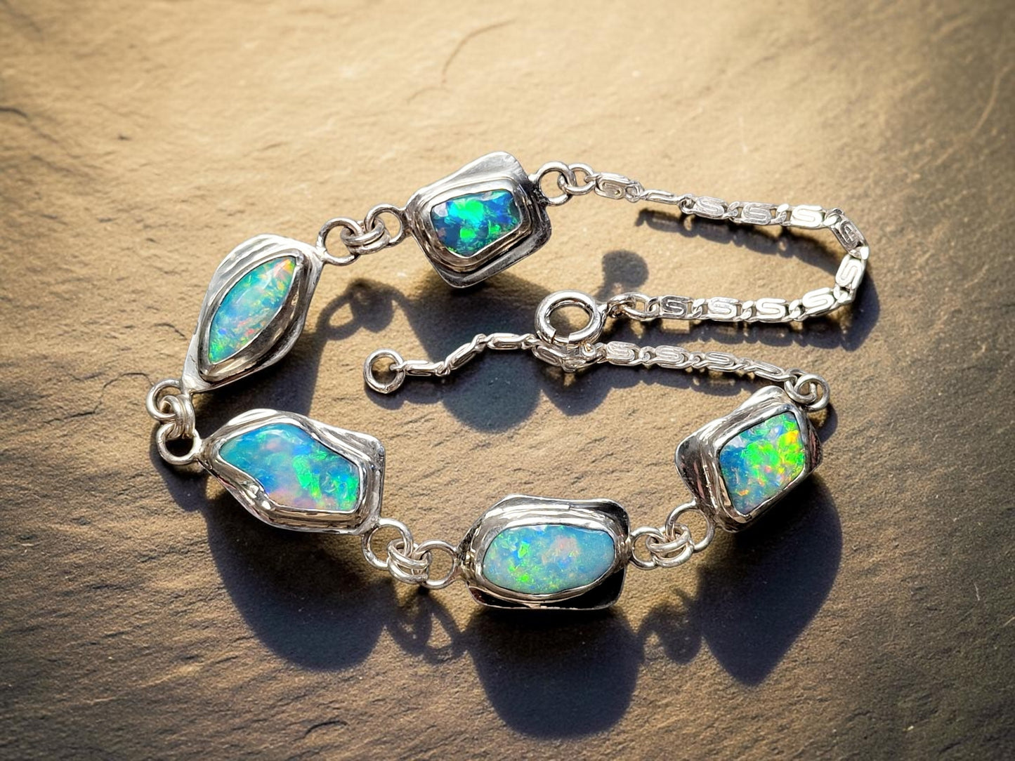 Wundervolles Coober Pedy Opal Design Armband aus 925er Silber, opalisierte Muscheln mit briliantem Multicolor Opalfeuer, 21 cm lang, Unikat, Handarbeit