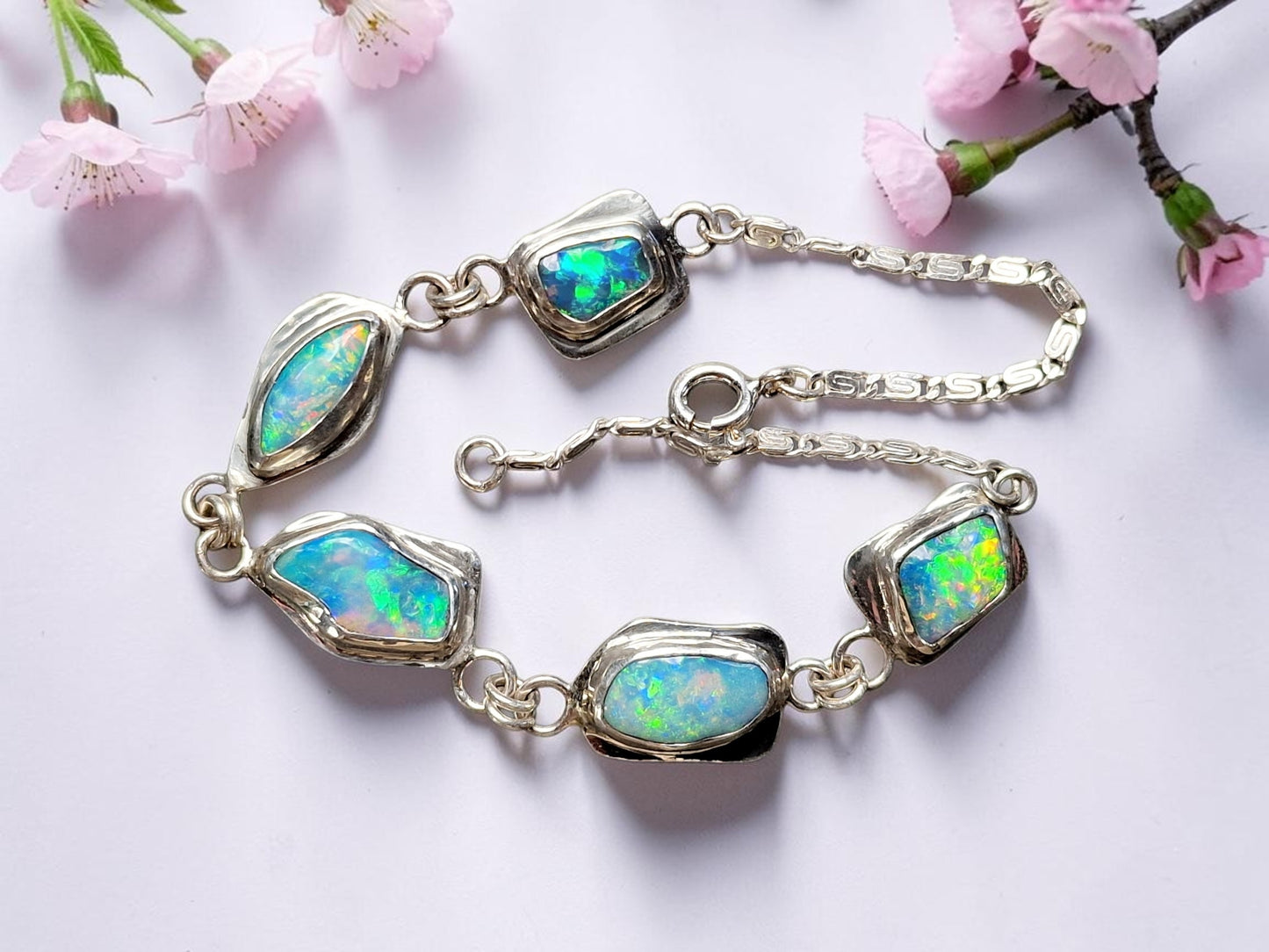 Wundervolles Coober Pedy Opal Design Armband aus 925er Silber, opalisierte Muscheln mit briliantem Multicolor Opalfeuer, 21 cm lang, Unikat, Handarbeit
