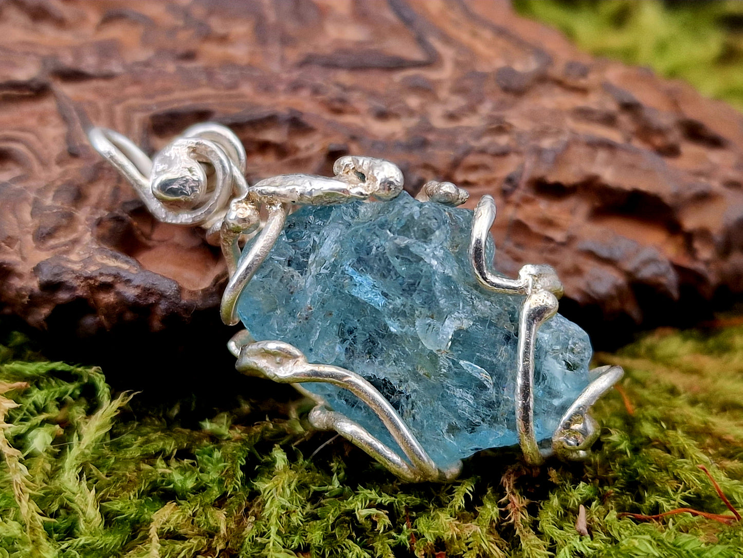Aquamarin Rohstein Design Anhänger aus 925er Silber, kräftiges blau, wie in das Silber eingewachsen, orgainisch, teileloxiert, Unikat, Handarbeit