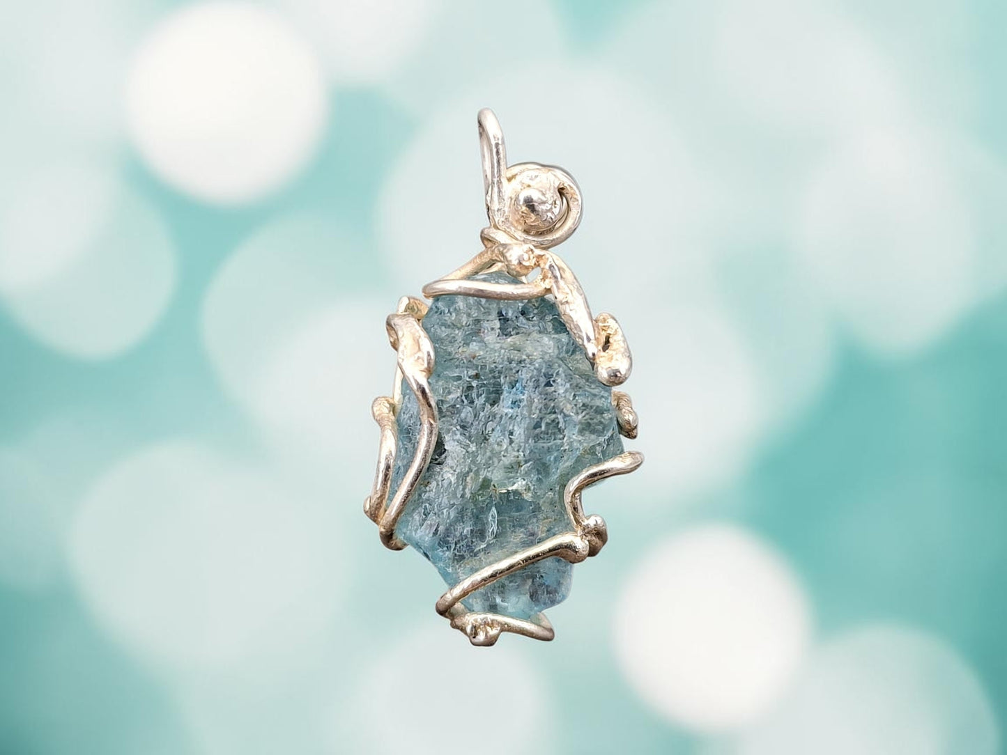 Aquamarin Rohstein Design Anhänger aus 925er Silber, kräftiges blau, wie in das Silber eingewachsen, orgainisch, teileloxiert, Unikat, Handarbeit
