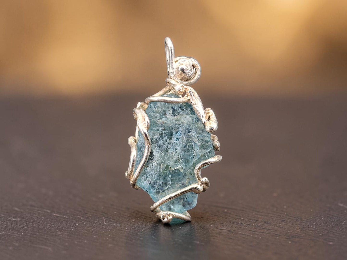 Aquamarin Rohstein Design Anhänger aus 925er Silber, kräftiges blau, wie in das Silber eingewachsen, orgainisch, teileloxiert, Unikat, Handarbeit