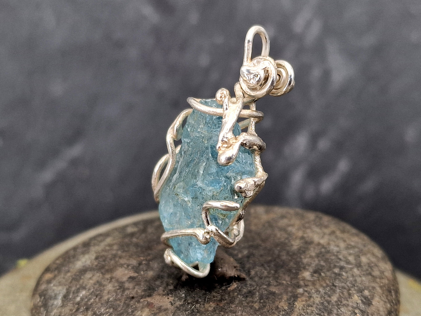 Aquamarin Rohstein Design Anhänger aus 925er Silber, kräftiges blau, wie in das Silber eingewachsen, orgainisch, teileloxiert, Unikat, Handarbeit