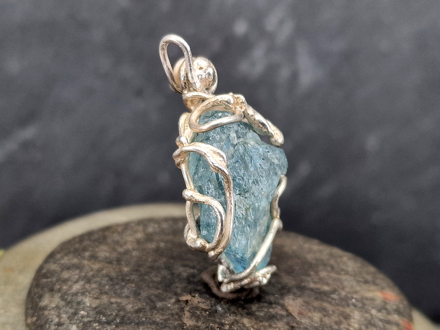 Aquamarin Rohstein Design Anhänger aus 925er Silber, kräftiges blau, wie in das Silber eingewachsen, orgainisch, teileloxiert, Unikat, Handarbeit