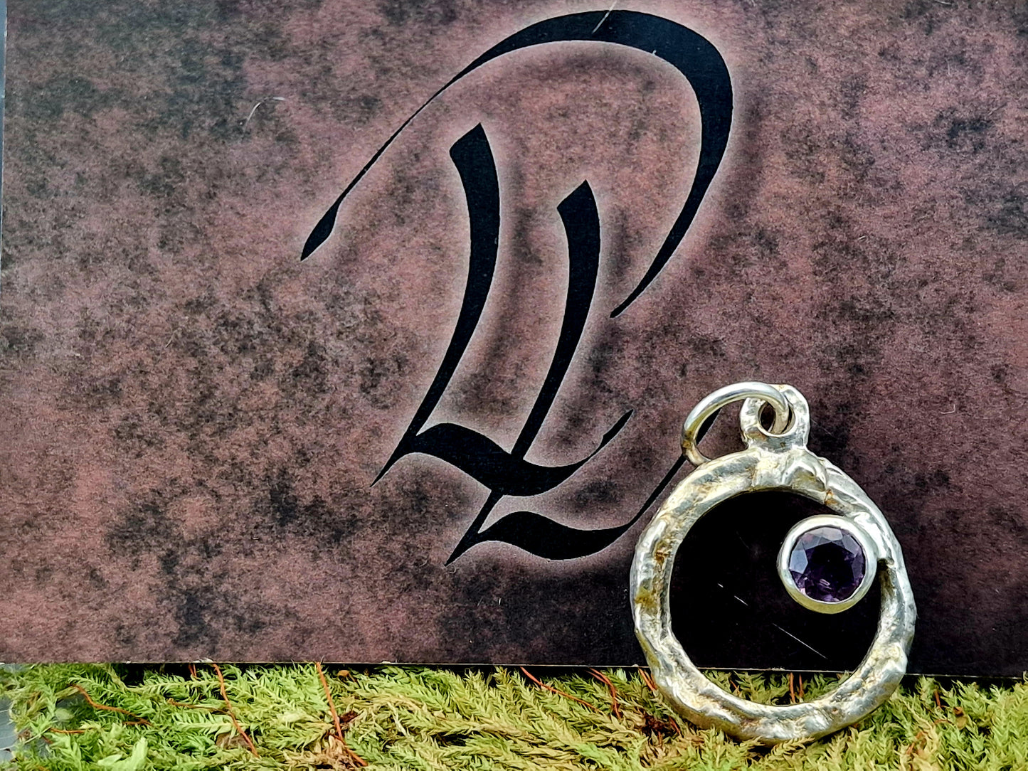 Amethyst Design Anhänger aus 925er Silber, teileloxiert, grob organisch geschmiedet, kräftig Lila, rund facettiert, Unikat, Handarbeit