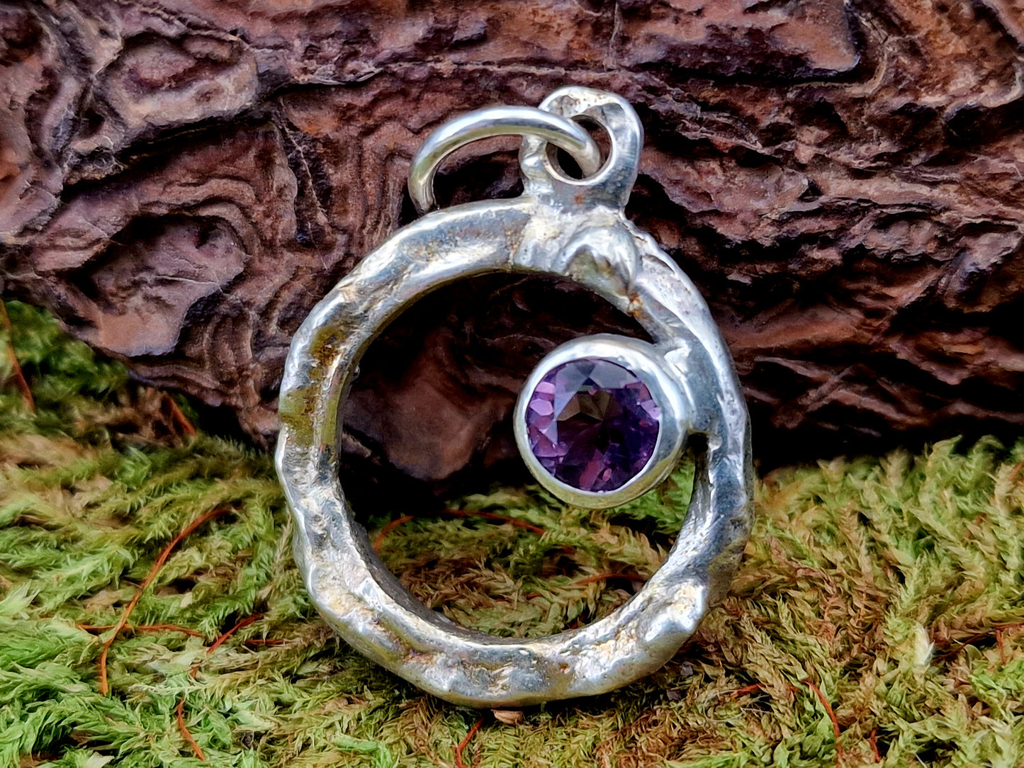 Amethyst Design Anhänger aus 925er Silber, teileloxiert, grob organisch geschmiedet, kräftig Lila, rund facettiert, Unikat, Handarbeit