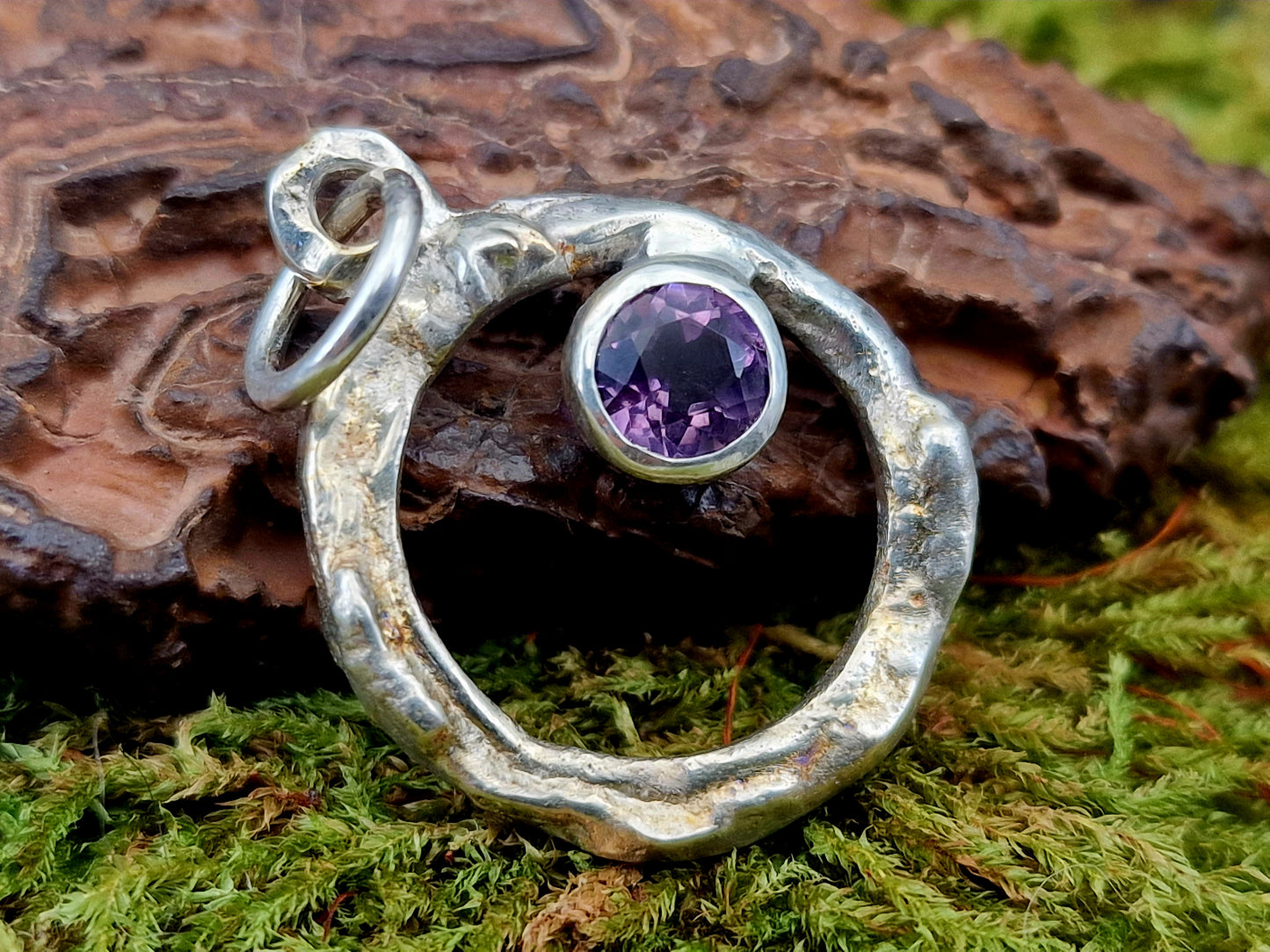 Amethyst Design Anhänger aus 925er Silber, teileloxiert, grob organisch geschmiedet, kräftig Lila, rund facettiert, Unikat, Handarbeit