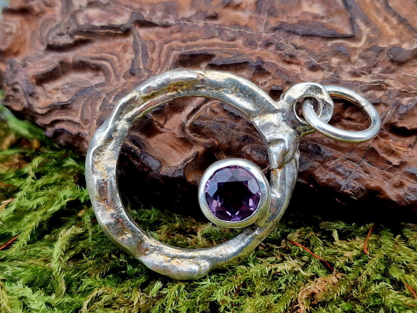 Amethyst Design Anhänger aus 925er Silber, teileloxiert, grob organisch geschmiedet, kräftig Lila, rund facettiert, Unikat, Handarbeit