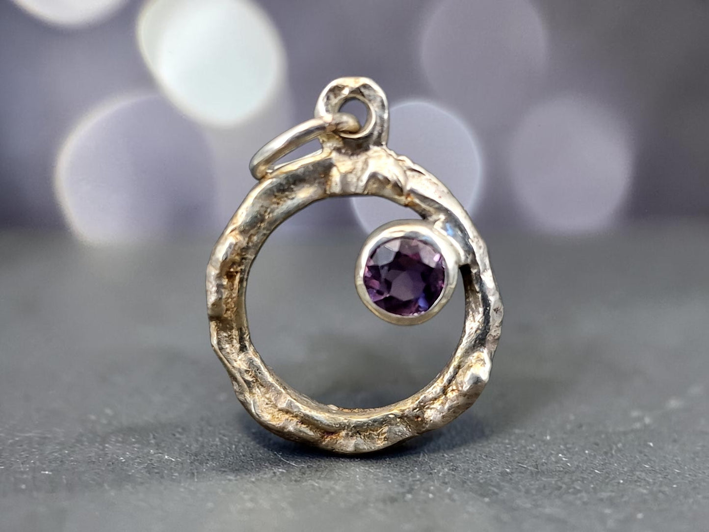 Amethyst Design Anhänger aus 925er Silber, teileloxiert, grob organisch geschmiedet, kräftig Lila, rund facettiert, Unikat, Handarbeit
