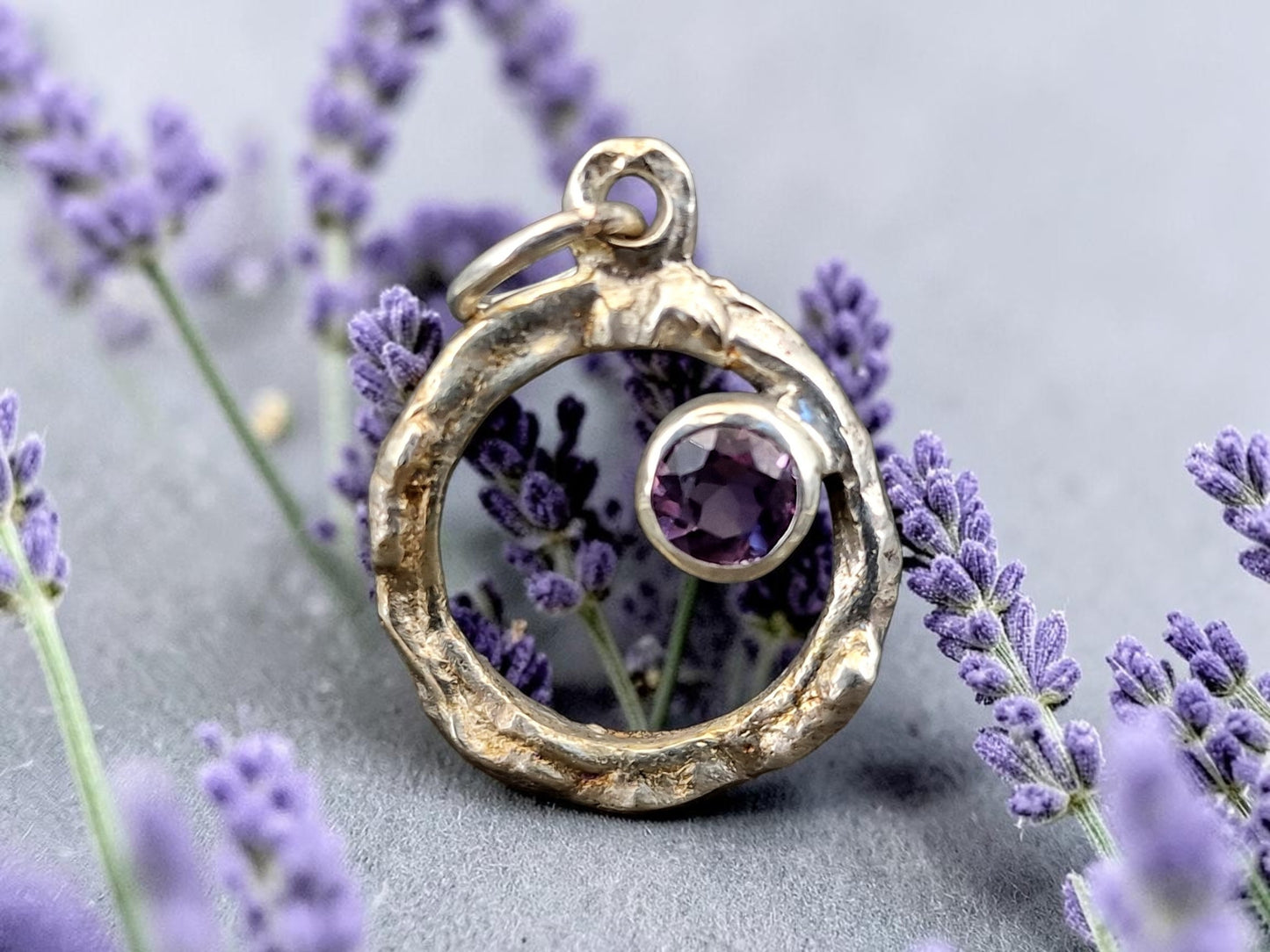 Amethyst Design Anhänger aus 925er Silber, teileloxiert, grob organisch geschmiedet, kräftig Lila, rund facettiert, Unikat, Handarbeit