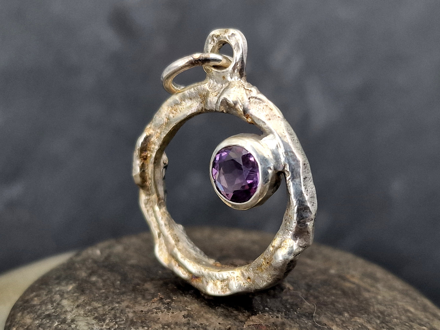 Amethyst Design Anhänger aus 925er Silber, teileloxiert, grob organisch geschmiedet, kräftig Lila, rund facettiert, Unikat, Handarbeit