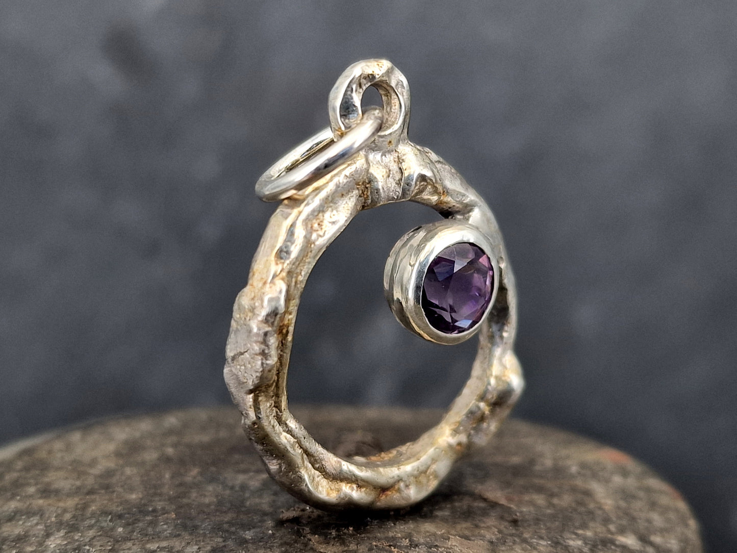 Amethyst Design Anhänger aus 925er Silber, teileloxiert, grob organisch geschmiedet, kräftig Lila, rund facettiert, Unikat, Handarbeit