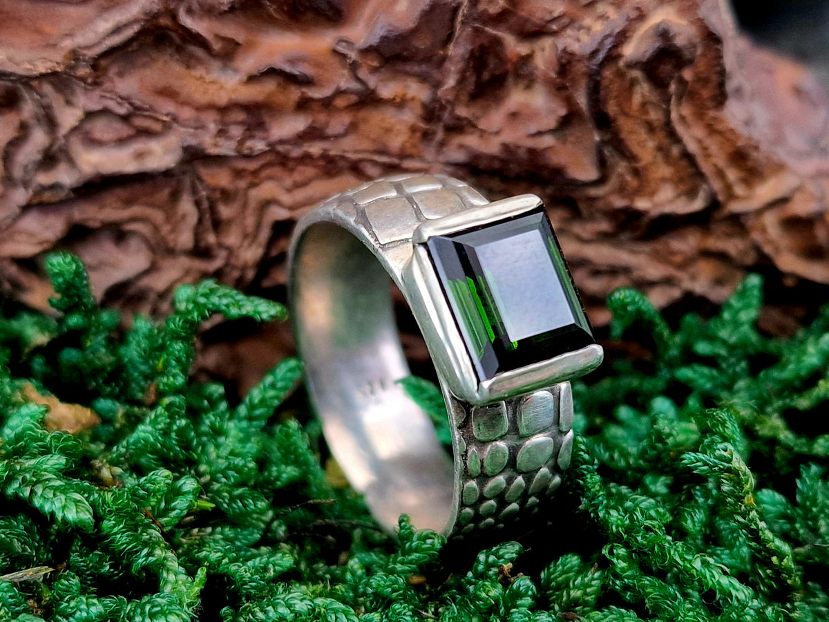 LeoLars-PABE Grüner Chrom-Turmalin Design Ring aus 925er Silber, Gr. 59 (18,7), facettierter Baguetteschliff in geteilter Zargenfassung, Ring mit Schlangenhaut Muster, Unikat, Handarbeit
