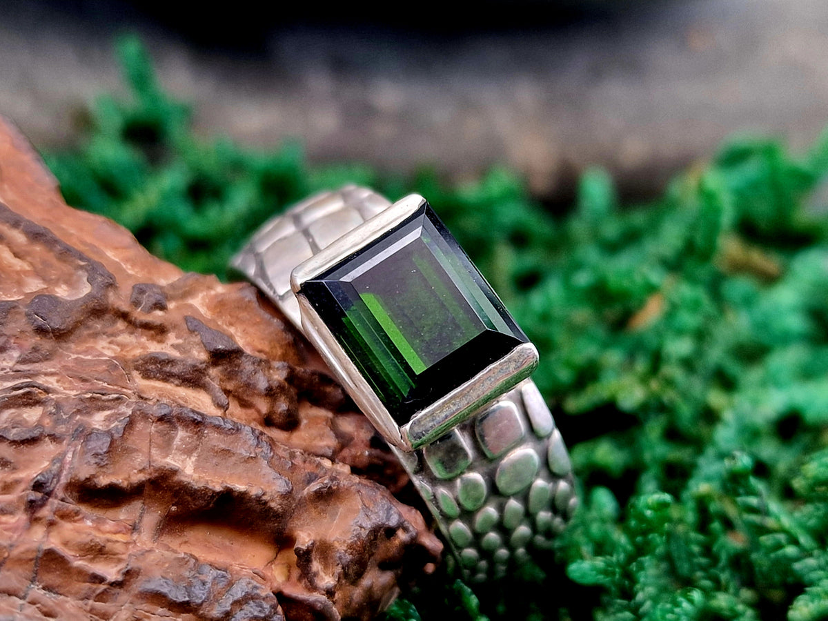 LeoLars-PABE Grüner Chrom-Turmalin Design Ring aus 925er Silber, Gr. 59 (18,7), facettierter Baguetteschliff in geteilter Zargenfassung, Ring mit Schlangenhaut Muster, Unikat, Handarbeit
