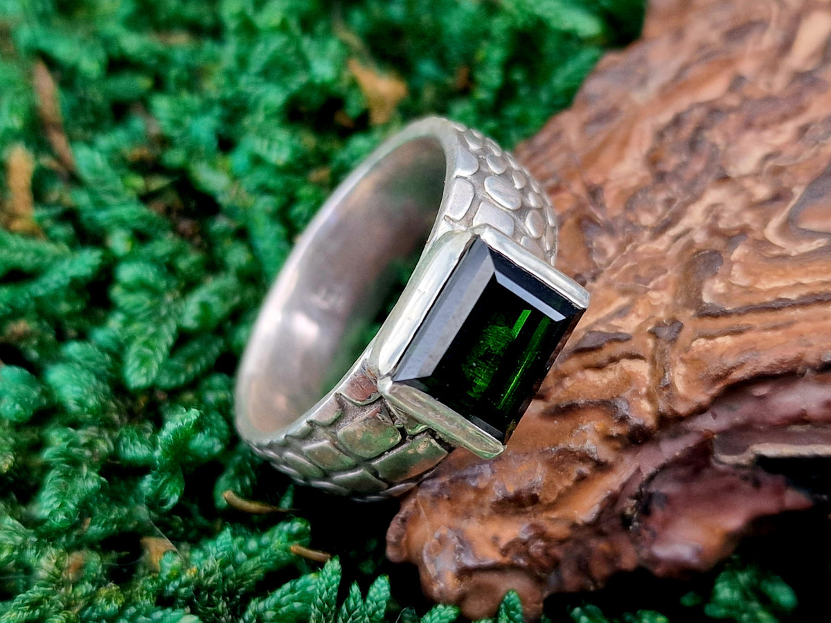 LeoLars-PABE Grüner Chrom-Turmalin Design Ring aus 925er Silber, Gr. 59 (18,7), facettierter Baguetteschliff in geteilter Zargenfassung, Ring mit Schlangenhaut Muster, Unikat, Handarbeit