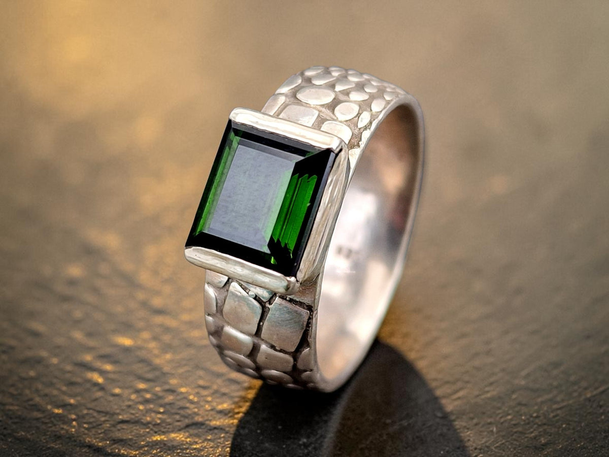 LeoLars-PABE Grüner Chrom-Turmalin Design Ring aus 925er Silber, Gr. 59 (18,7), facettierter Baguetteschliff in geteilter Zargenfassung, Ring mit Schlangenhaut Muster, Unikat, Handarbeit
