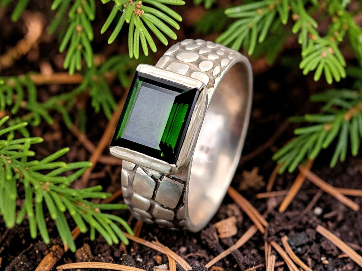 LeoLars-PABE Grüner Chrom-Turmalin Design Ring aus 925er Silber, Gr. 59 (18,7), facettierter Baguetteschliff in geteilter Zargenfassung, Ring mit Schlangenhaut Muster, Unikat, Handarbeit
