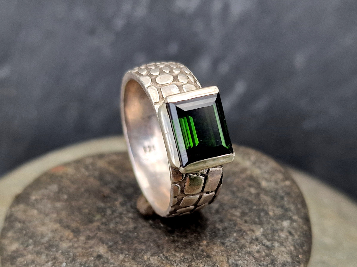 LeoLars-PABE Grüner Chrom-Turmalin Design Ring aus 925er Silber, Gr. 59 (18,7), facettierter Baguetteschliff in geteilter Zargenfassung, Ring mit Schlangenhaut Muster, Unikat, Handarbeit
