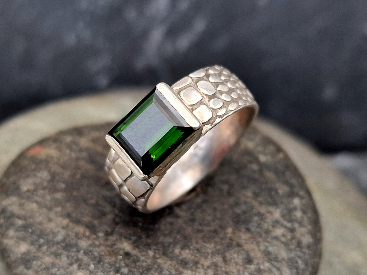 LeoLars-PABE Grüner Chrom-Turmalin Design Ring aus 925er Silber, Gr. 59 (18,7), facettierter Baguetteschliff in geteilter Zargenfassung, Ring mit Schlangenhaut Muster, Unikat, Handarbeit