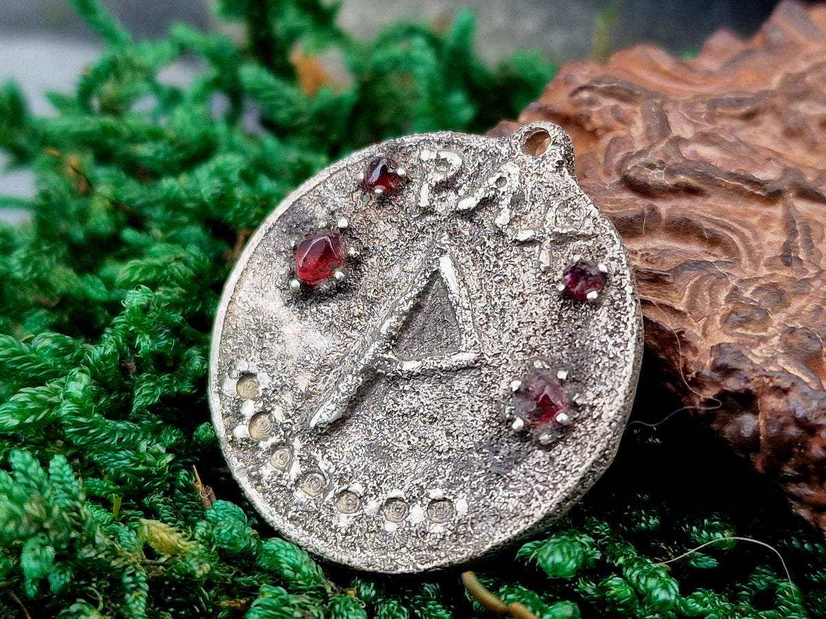 LeoLars-PABE Piraten Medaillon Anhänger PAX aus 925er Silber mit vier Spinellen, teilgeschwärzt, Sandguss, Unikat, Handarbeit