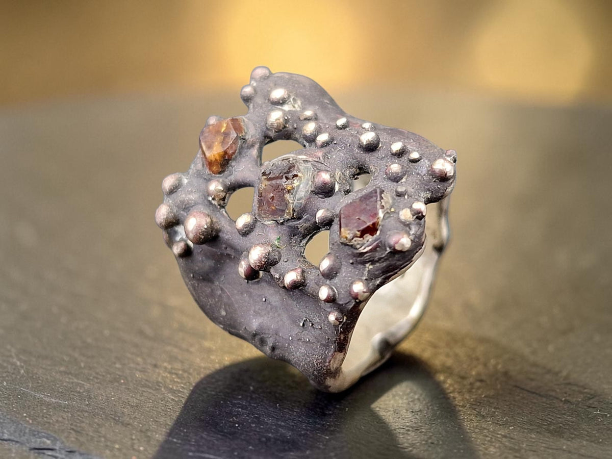 LeoLars-PABE Geschwärzter Rohdiamant Design Ring, Gr. 52 (16,7), aus 925er Silber, organisches Design mit Silberperlen, Rohdiamanten in rot-gelb-grau, Unikat, Handarbeit