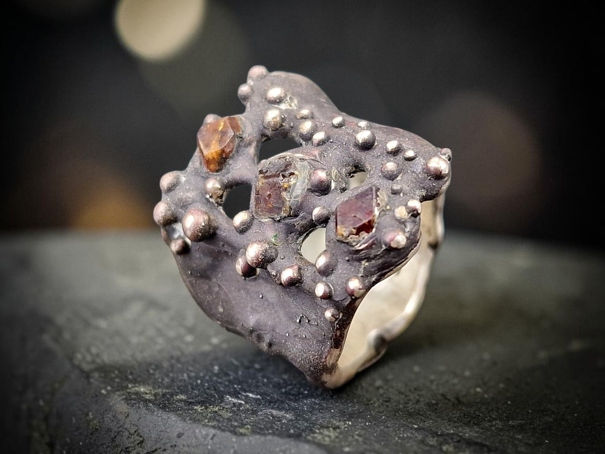 LeoLars-PABE Geschwärzter Rohdiamant Design Ring, Gr. 52 (16,7), aus 925er Silber, organisches Design mit Silberperlen, Rohdiamanten in rot-gelb-grau, Unikat, Handarbeit