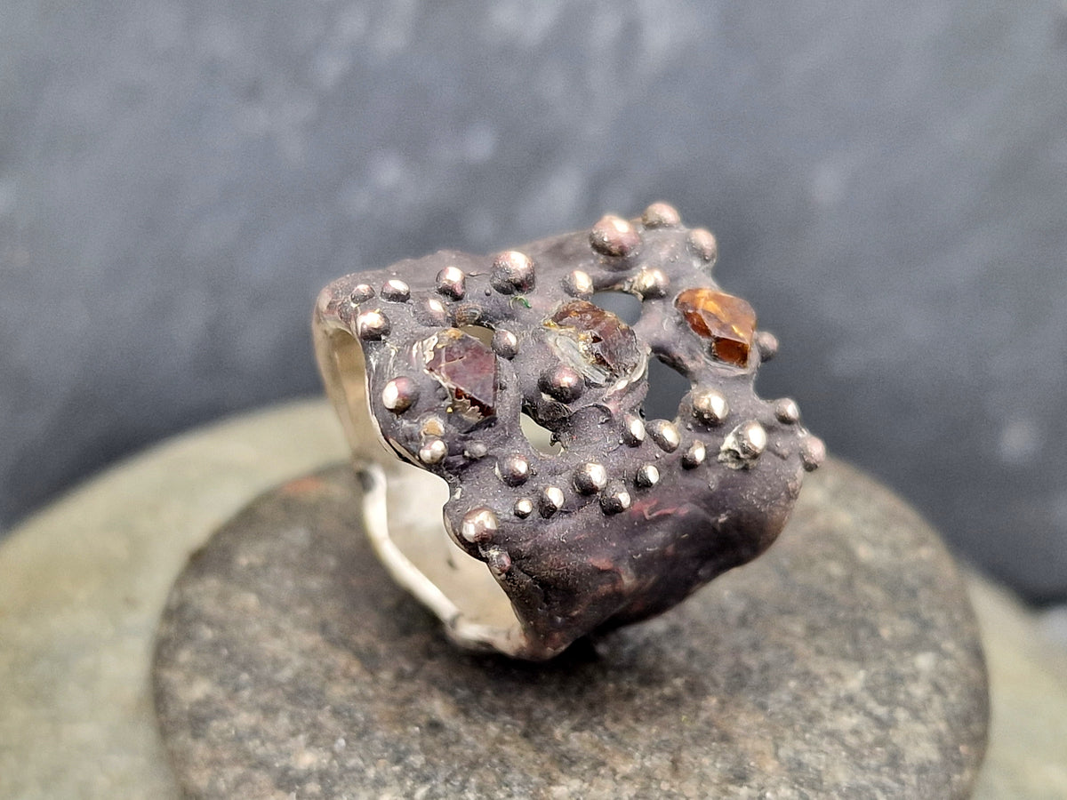 LeoLars-PABE Geschwärzter Rohdiamant Design Ring, Gr. 52 (16,7), aus 925er Silber, organisches Design mit Silberperlen, Rohdiamanten in rot-gelb-grau, Unikat, Handarbeit