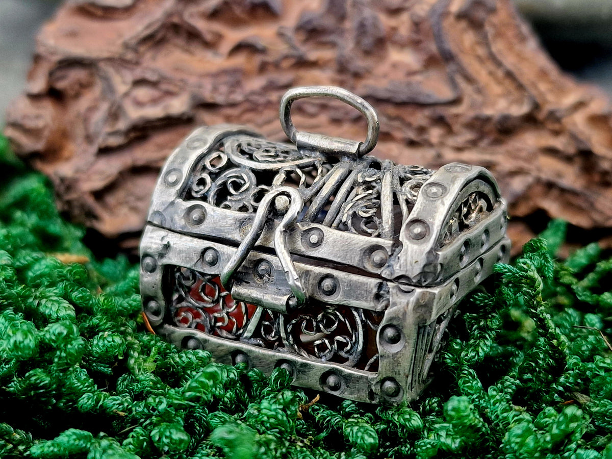 LeoLars-PABE Schatztruhe Filigree Anhänger aus 925er Silber, viele Details, zum öffnen und schließen, Schatz-verschiedene Edelsteine, Unikat, Handarbeit