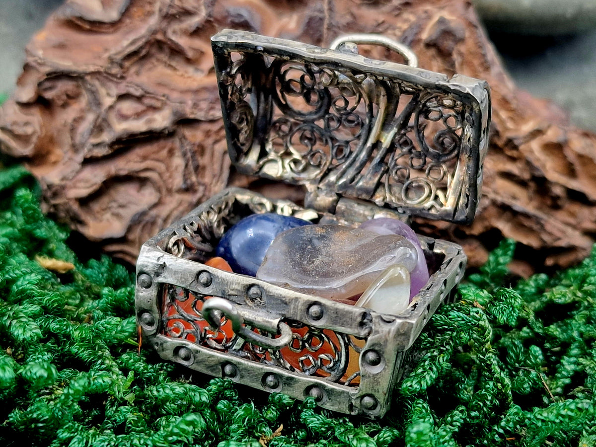 LeoLars-PABE Schatztruhe Filigree Anhänger aus 925er Silber, viele Details, zum öffnen und schließen, Schatz-verschiedene Edelsteine, Unikat, Handarbeit