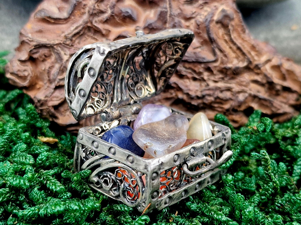 LeoLars-PABE Schatztruhe Filigree Anhänger aus 925er Silber, viele Details, zum öffnen und schließen, Schatz-verschiedene Edelsteine, Unikat, Handarbeit