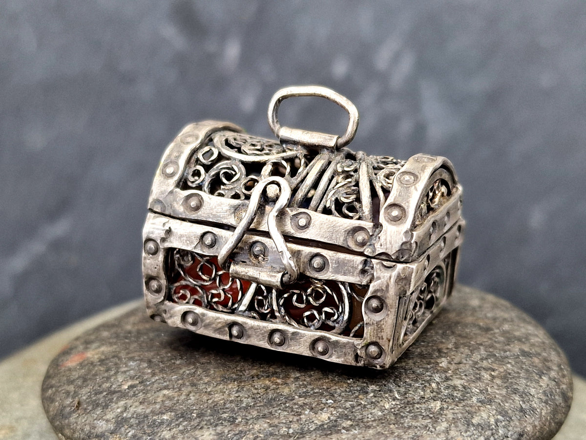 LeoLars-PABE Schatztruhe Filigree Anhänger aus 925er Silber, viele Details, zum öffnen und schließen, Schatz-verschiedene Edelsteine, Unikat, Handarbeit