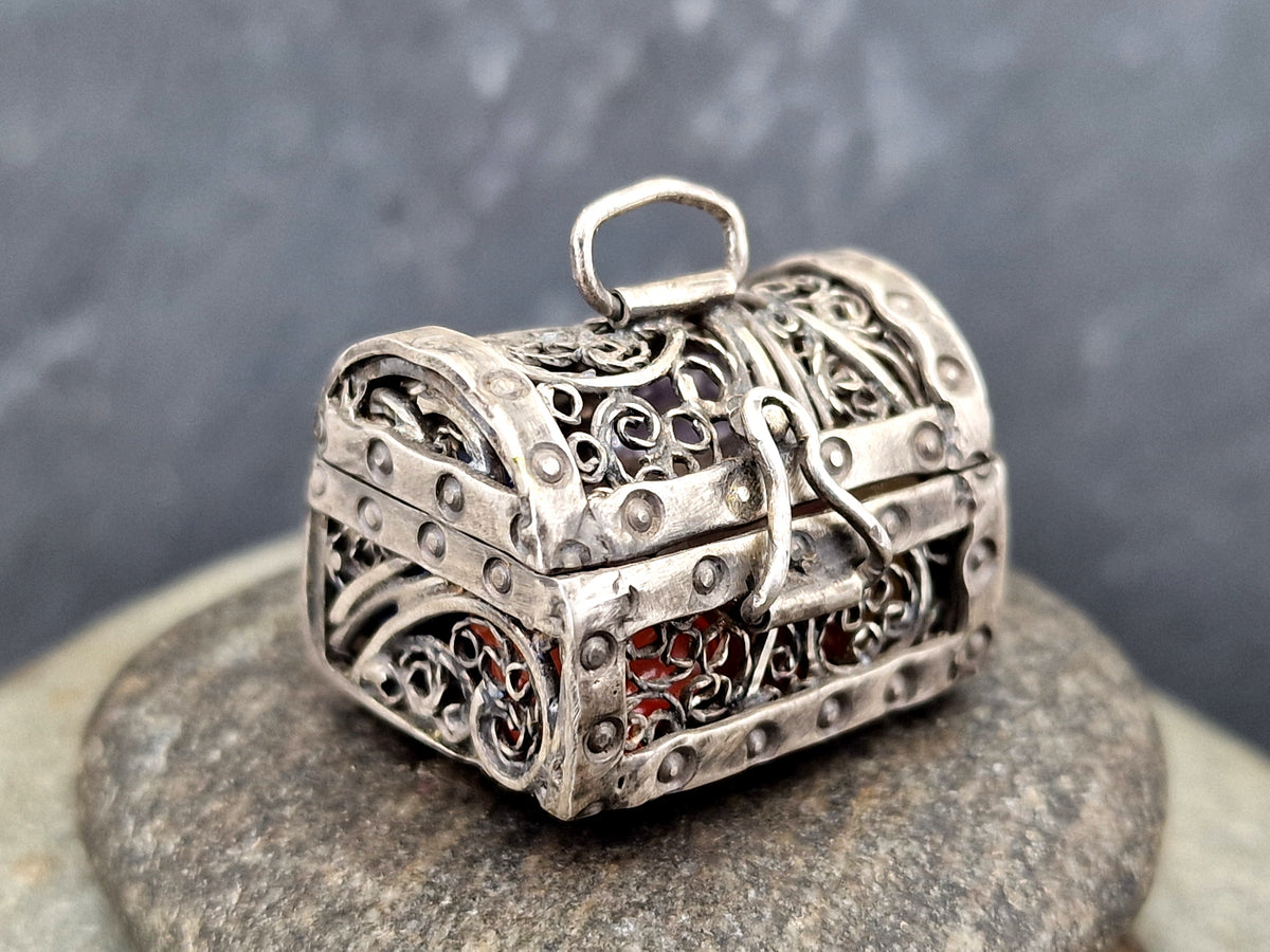 LeoLars-PABE Schatztruhe Filigree Anhänger aus 925er Silber, viele Details, zum öffnen und schließen, Schatz-verschiedene Edelsteine, Unikat, Handarbeit