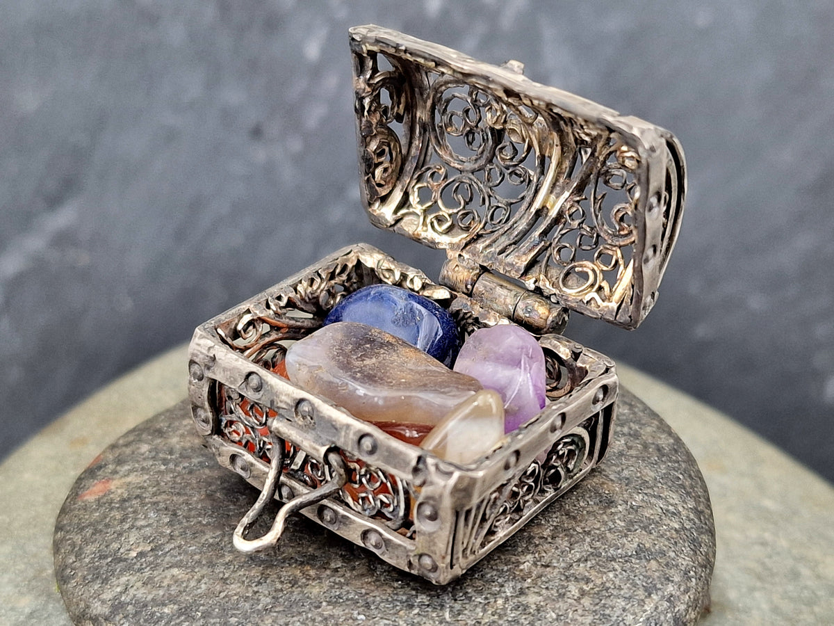 LeoLars-PABE Schatztruhe Filigree Anhänger aus 925er Silber, viele Details, zum öffnen und schließen, Schatz-verschiedene Edelsteine, Unikat, Handarbeit
