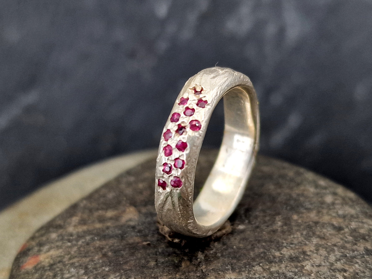 LeoLars-PABE Rubin Design Ring in Rindenoptik aus 925er Silber Gr. 56 (18) mit14 eingeriebenen Rubinen, Unikat, Handarbeit