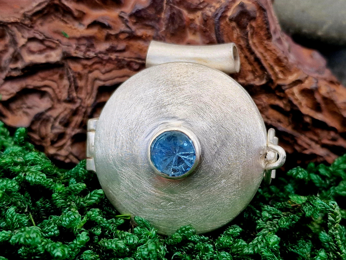 LeoLars-PABE Aquamarin Medaillon aus 925er Silber, Aquamarin im Spiegelschliff, mit Röhrchen, gebürstetes Design, Unikat, Handarbeit