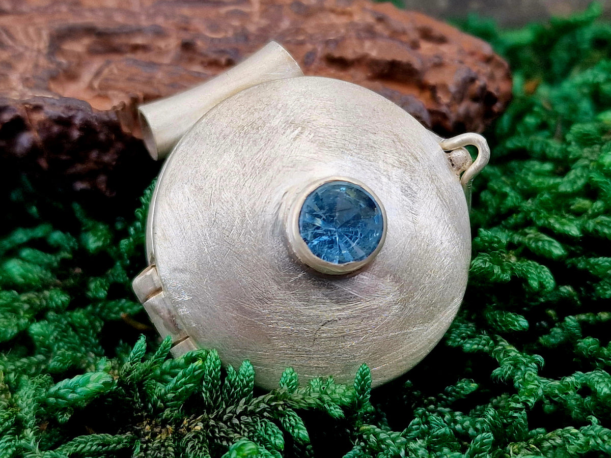 LeoLars-PABE Aquamarin Medaillon aus 925er Silber, Aquamarin im Spiegelschliff, mit Röhrchen, gebürstetes Design, Unikat, Handarbeit