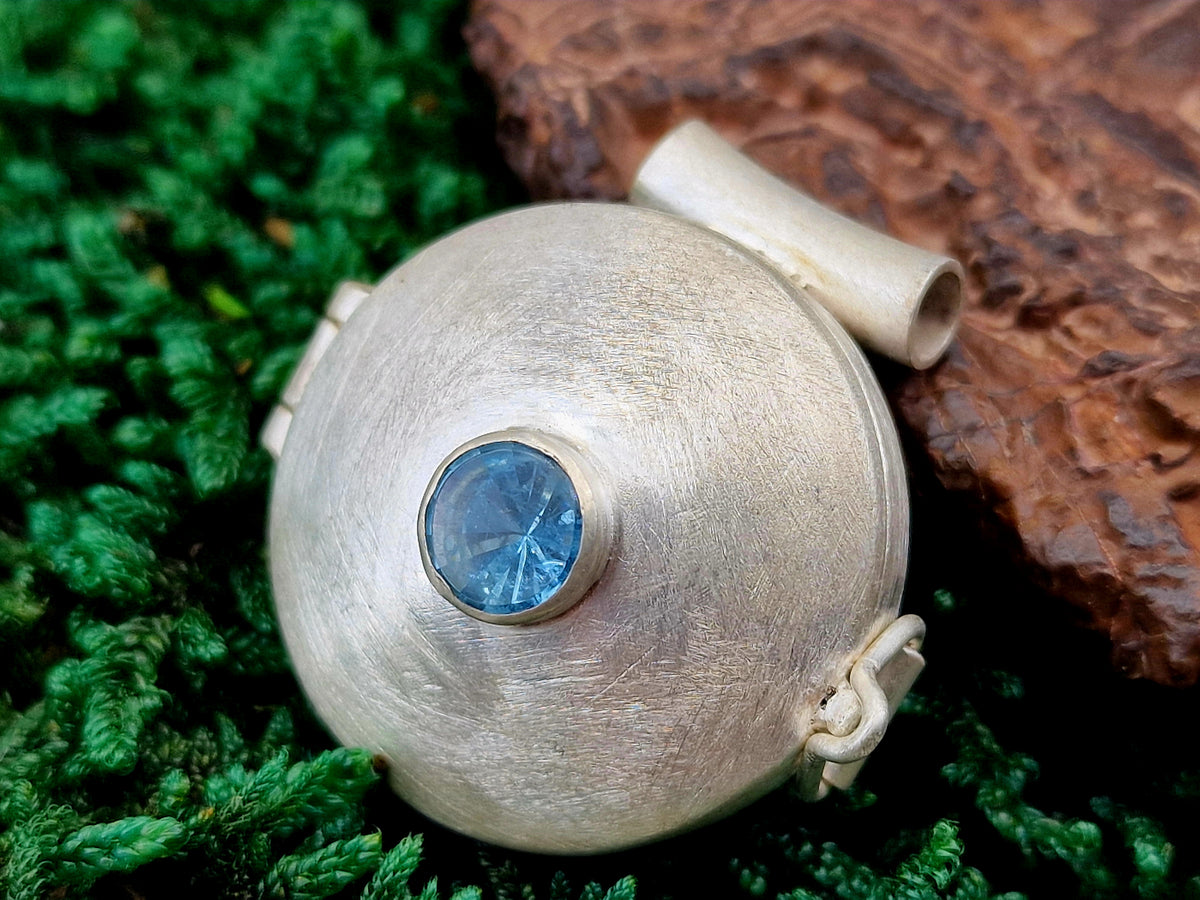LeoLars-PABE Aquamarin Medaillon aus 925er Silber, Aquamarin im Spiegelschliff, mit Röhrchen, gebürstetes Design, Unikat, Handarbeit