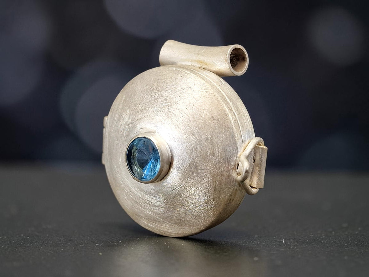LeoLars-PABE Aquamarin Medaillon aus 925er Silber, Aquamarin im Spiegelschliff, mit Röhrchen, gebürstetes Design, Unikat, Handarbeit