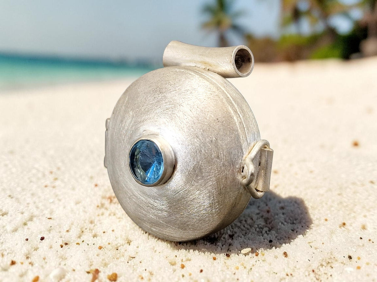 LeoLars-PABE Aquamarin Medaillon aus 925er Silber, Aquamarin im Spiegelschliff, mit Röhrchen, gebürstetes Design, Unikat, Handarbeit