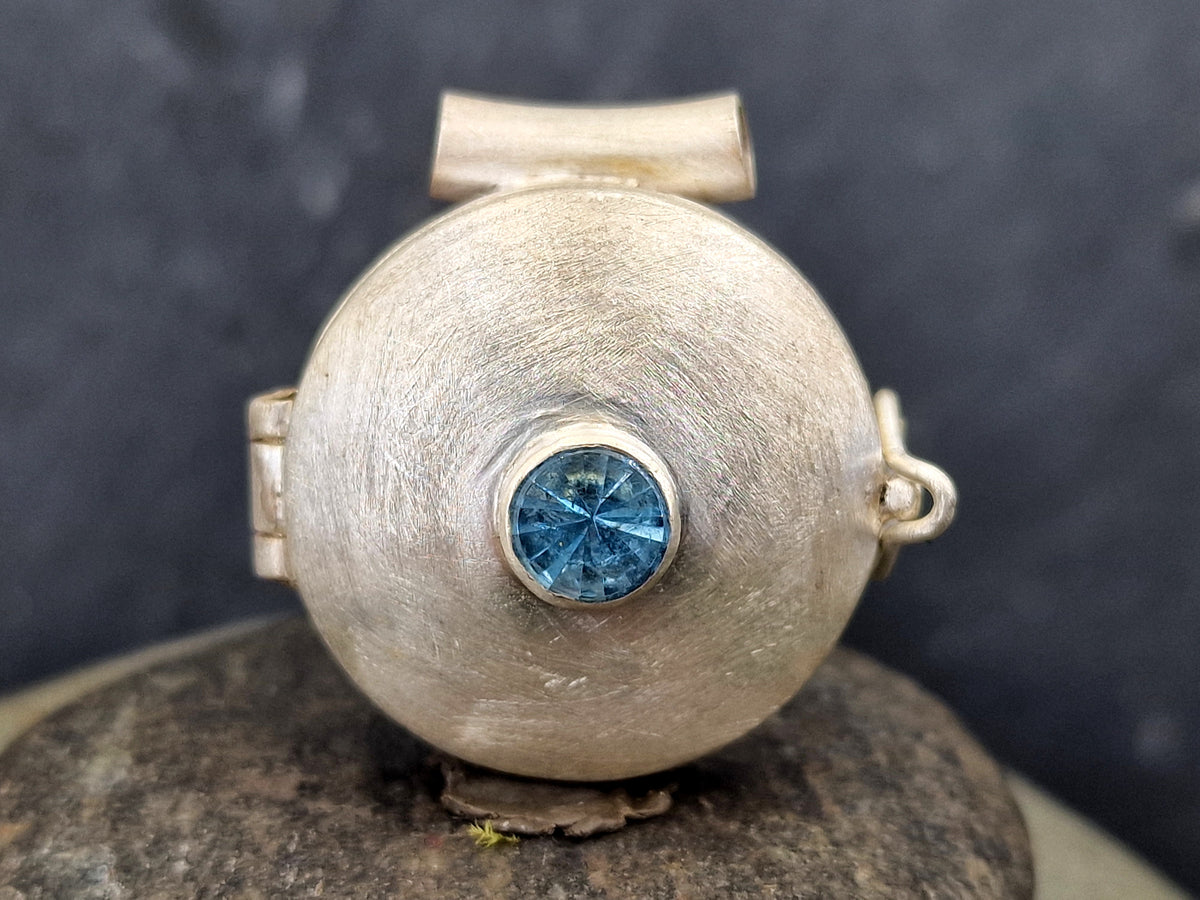 LeoLars-PABE Aquamarin Medaillon aus 925er Silber, Aquamarin im Spiegelschliff, mit Röhrchen, gebürstetes Design, Unikat, Handarbeit