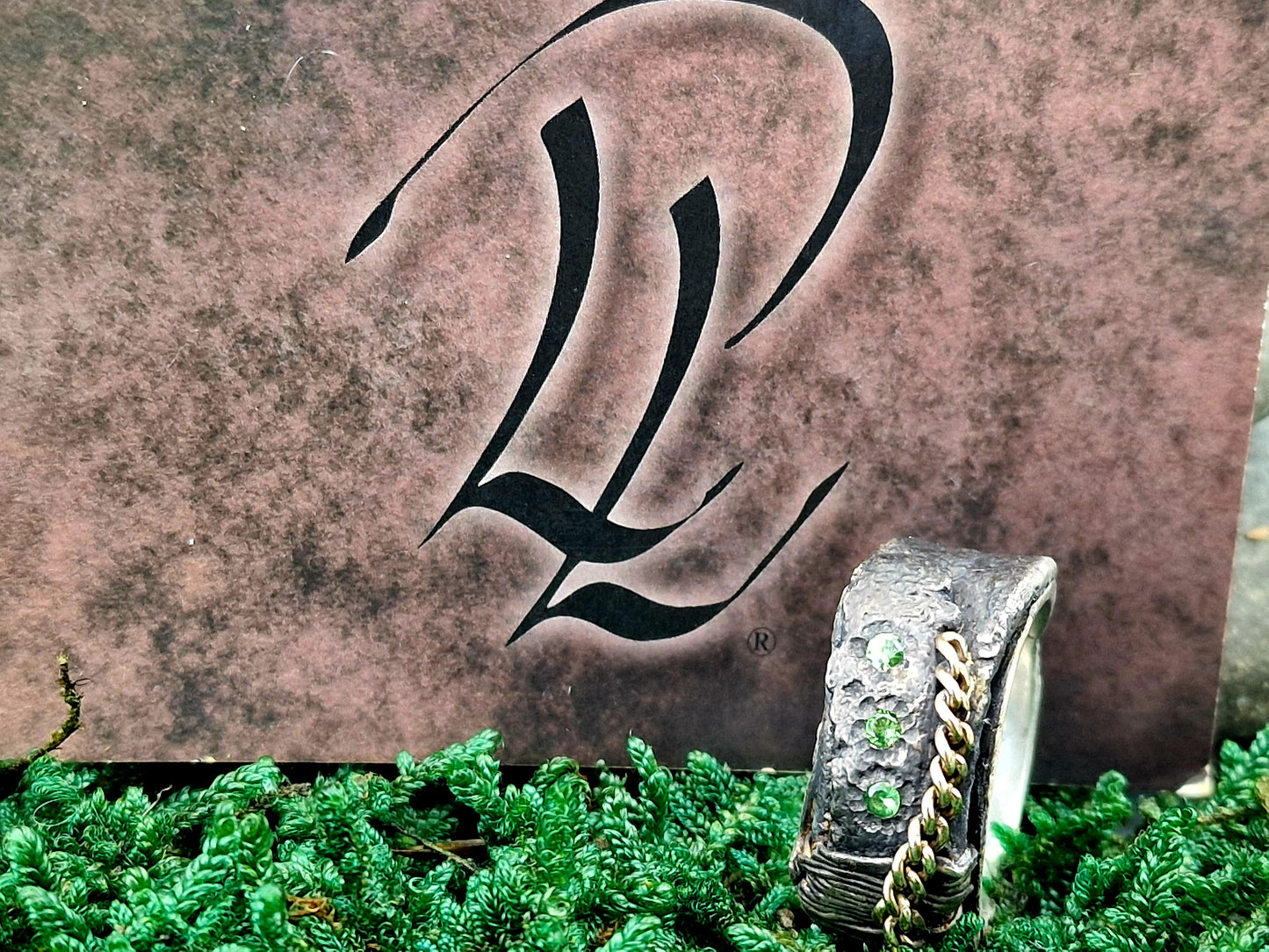 Tsavorit Design Ring,Ge. 62 (19,7), aus geschwärztem 925er Silber, 3 knallige Tsavorite, 585er Gelbgoldkette aus Designelement, Used Look, Unisex, Unikat, Handarbeit