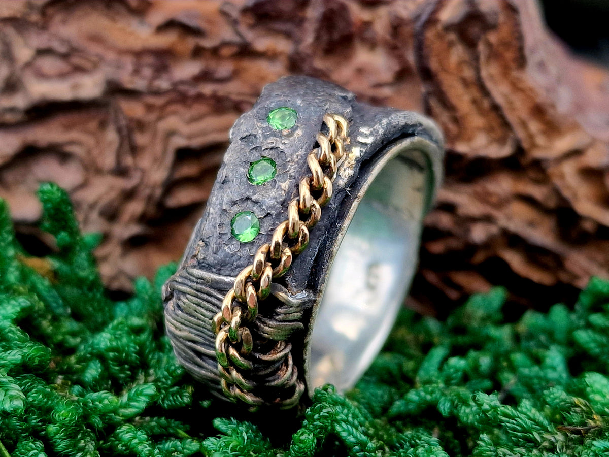Tsavorit Design Ring,Ge. 62 (19,7), aus geschwärztem 925er Silber, 3 knallige Tsavorite, 585er Gelbgoldkette aus Designelement, Used Look, Unisex, Unikat, Handarbeit