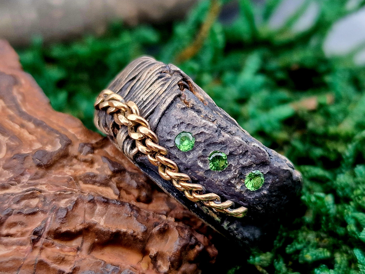 Tsavorit Design Ring,Ge. 62 (19,7), aus geschwärztem 925er Silber, 3 knallige Tsavorite, 585er Gelbgoldkette aus Designelement, Used Look, Unisex, Unikat, Handarbeit