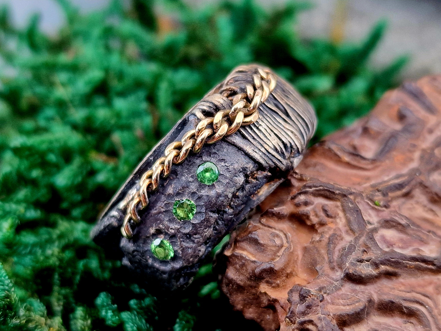 Tsavorit Design Ring,Ge. 62 (19,7), aus geschwärztem 925er Silber, 3 knallige Tsavorite, 585er Gelbgoldkette aus Designelement, Used Look, Unisex, Unikat, Handarbeit