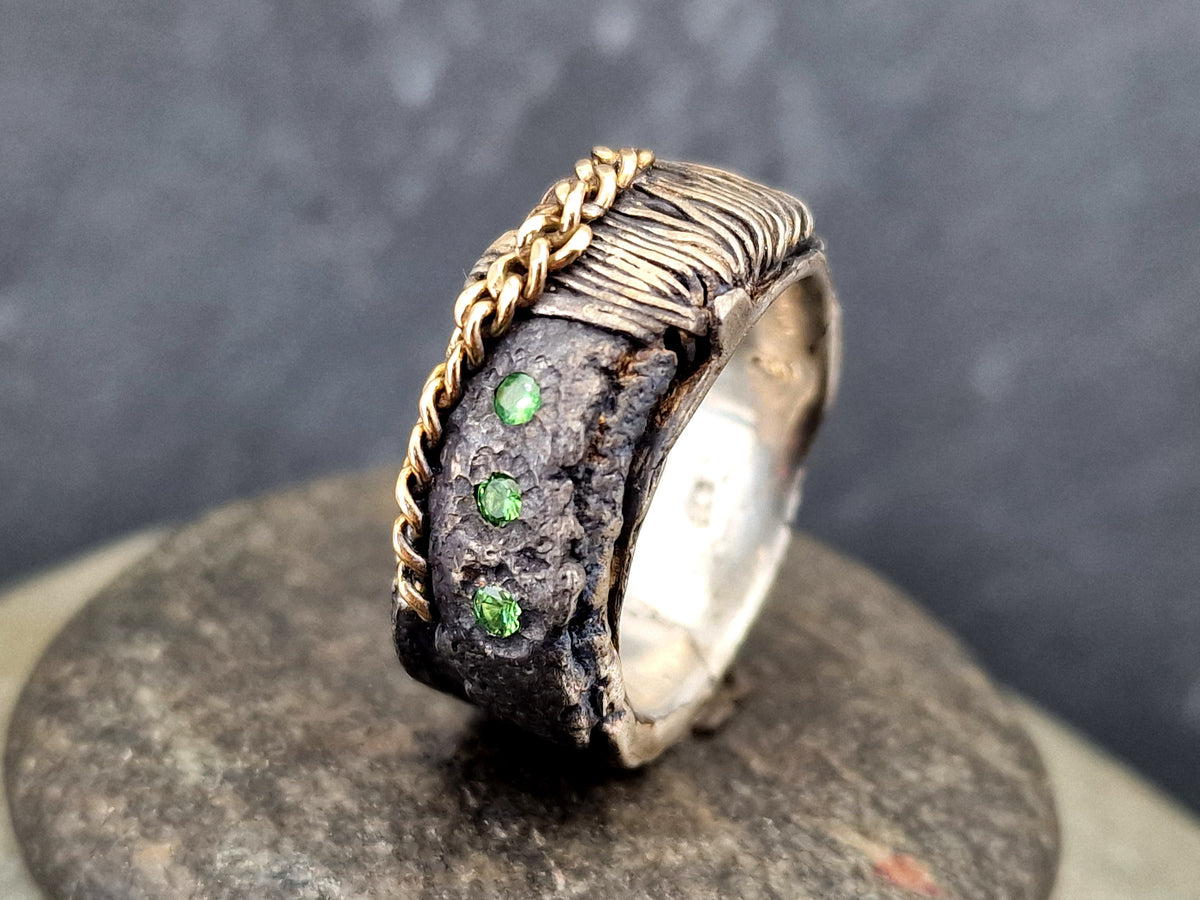 Tsavorit Design Ring,Ge. 62 (19,7), aus geschwärztem 925er Silber, 3 knallige Tsavorite, 585er Gelbgoldkette aus Designelement, Used Look, Unisex, Unikat, Handarbeit