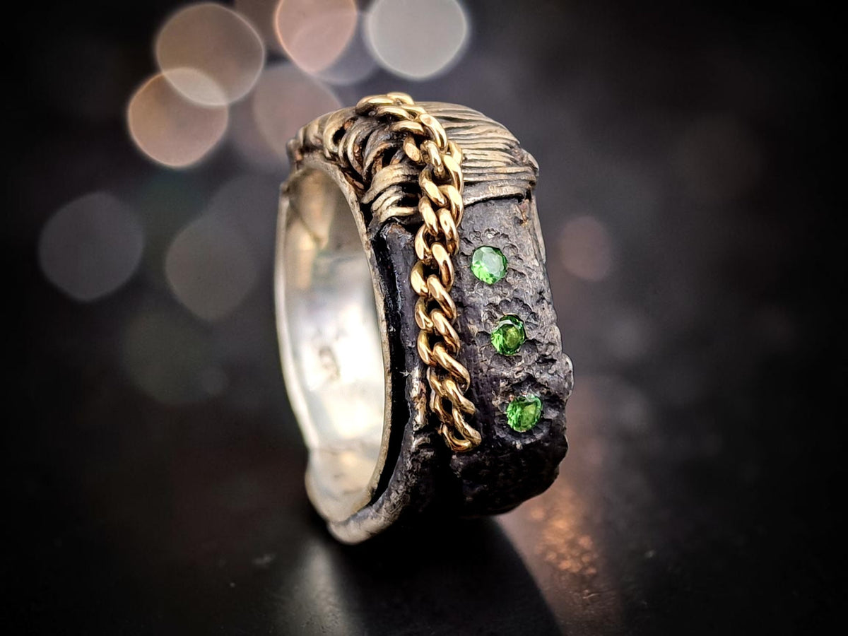 Tsavorit Design Ring,Ge. 62 (19,7), aus geschwärztem 925er Silber, 3 knallige Tsavorite, 585er Gelbgoldkette aus Designelement, Used Look, Unisex, Unikat, Handarbeit